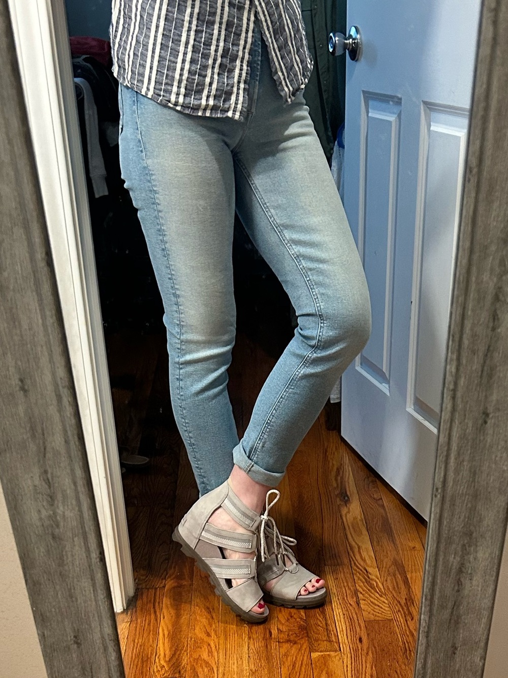 MOTHER The Dazzler Ankle High Rise Cropped Jeans - Picture 3 of 16